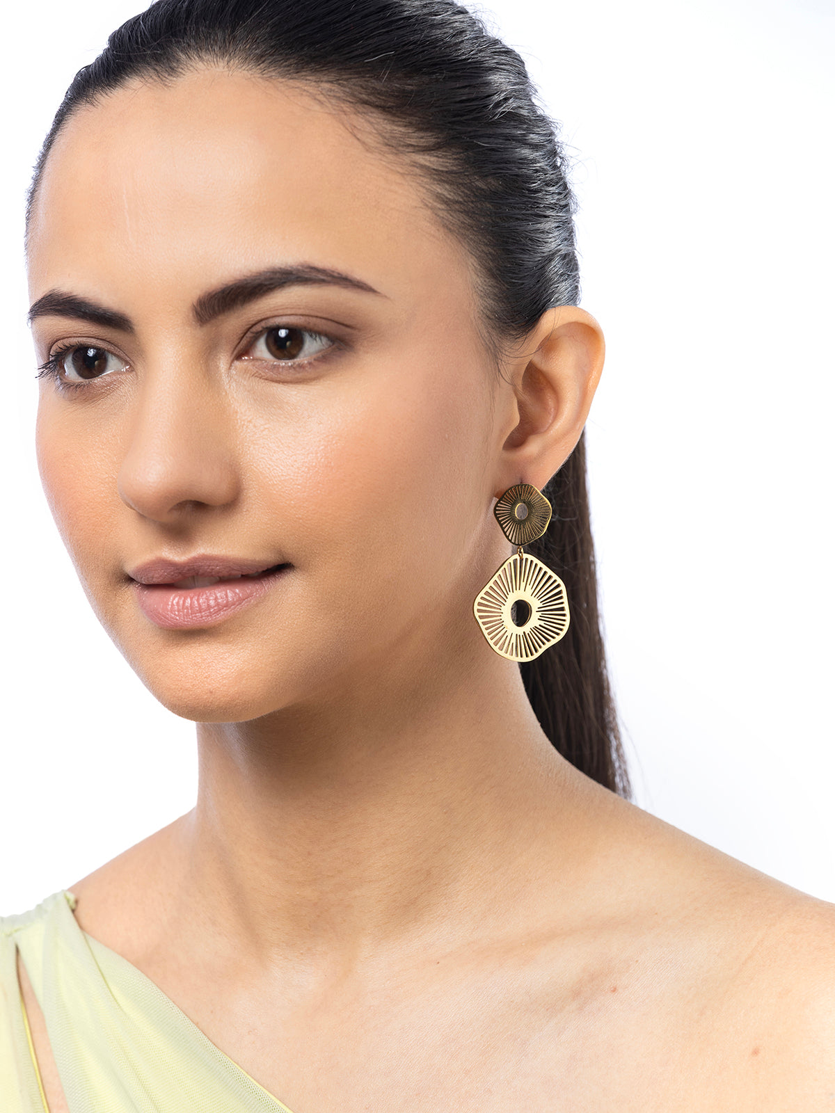 Scintillare By Sukkhi Incredible 18kGold Plated with Stainless Steel Dangler Earring Jewellery for Women & Girls|Anti Tarnish Jewellery |Gifts for Wife Girlfriend Mother Sister|E107003