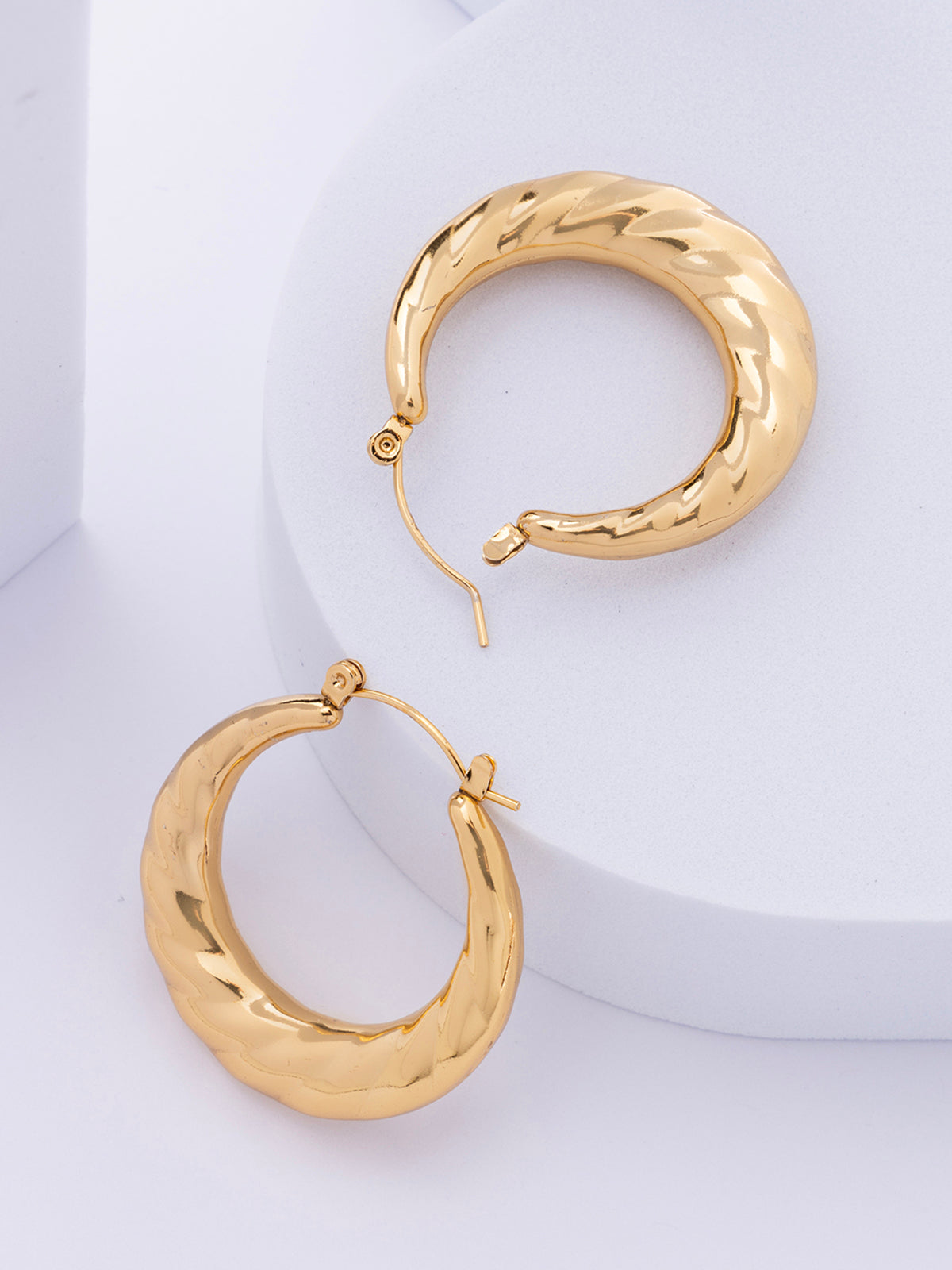 Scintillare By Sukkhi Excellent 18kGold Plated with Stainless Steel Round Hoop Earring Jewellery for Women & Girls|Anti Tarnish Jewellery|Gifts for Wife Girlfriend Mother Sister|E107030