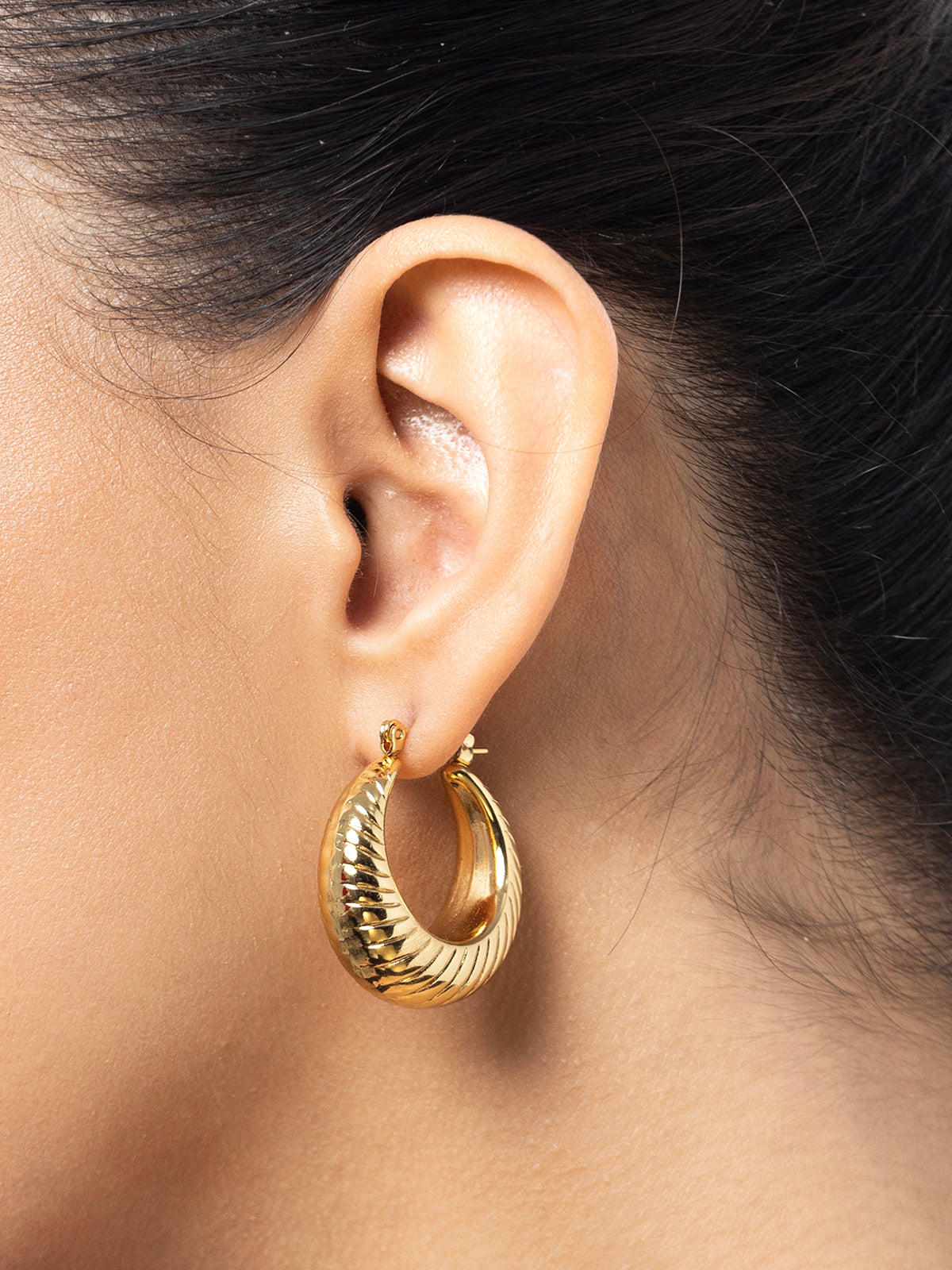 Scintillare By Sukkhi Chunky 18k Gold Plated with Stainless Steel Small Hoop Bali Korean Fashion Earring Jewellery for Women & Girls|Anti Tarnish Jewellery|Gifts for Wife Girlfriend Mother|E107037