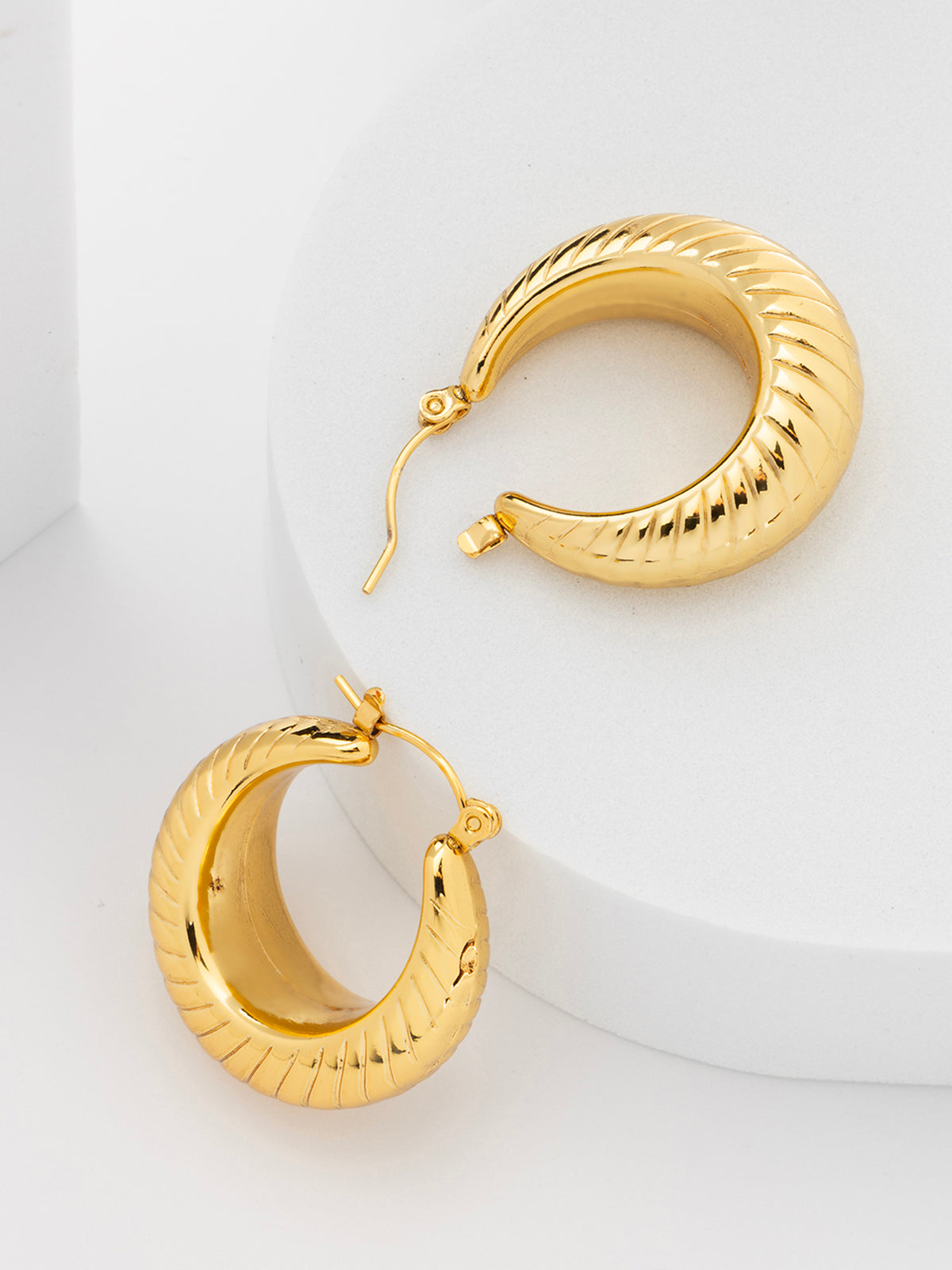 Scintillare By Sukkhi Chunky 18k Gold Plated with Stainless Steel Small Hoop Bali Korean Fashion Earring Jewellery for Women & Girls|Anti Tarnish Jewellery|Gifts for Wife Girlfriend Mother|E107037