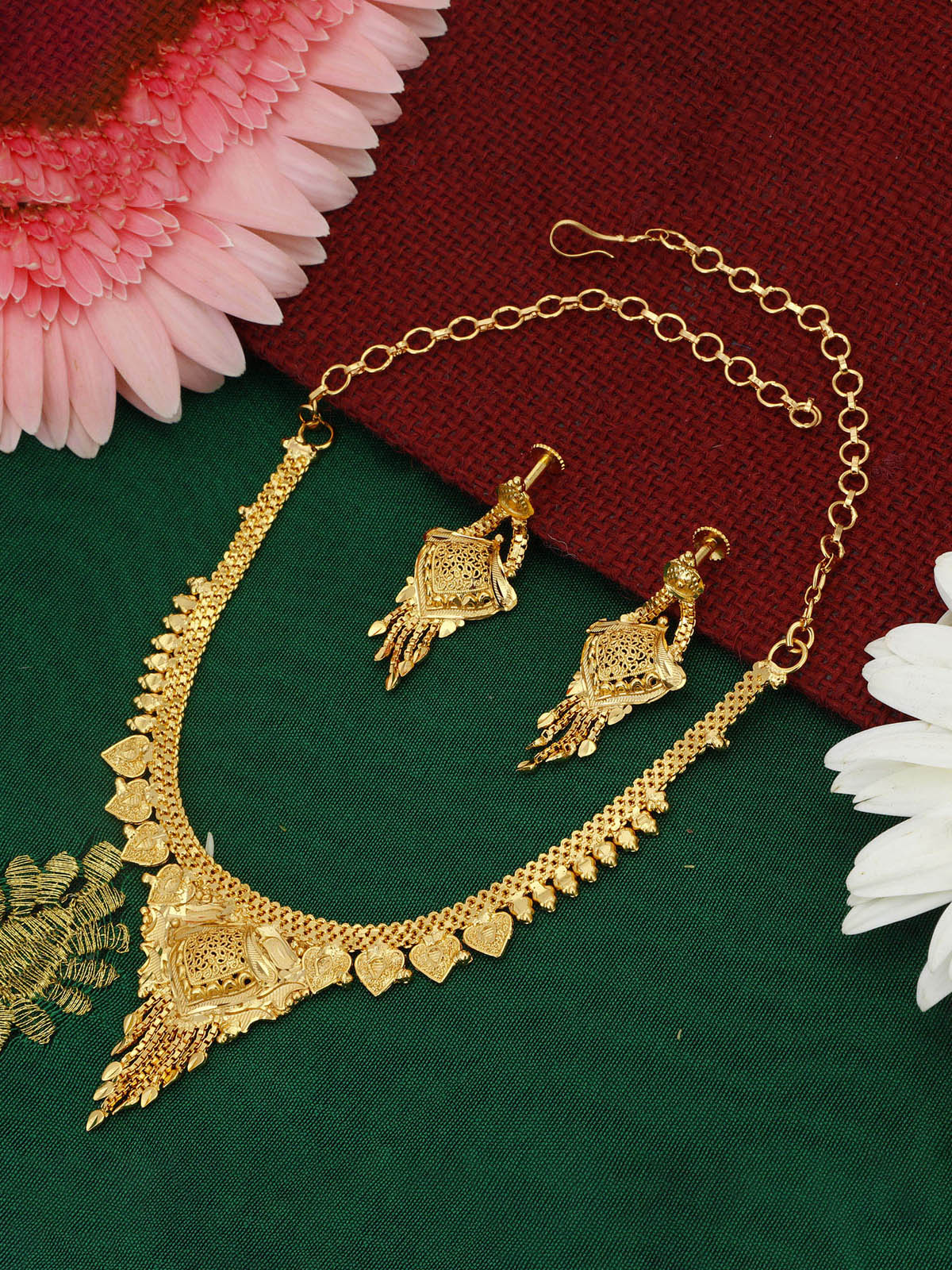Sukkhi Marvellous 24 Carat Gold plated Choker Necklace Set for Women N73729