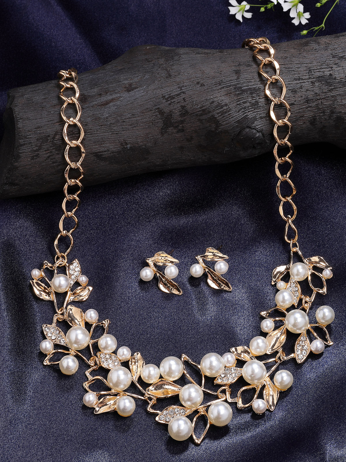 Scintillare By Sukkhi Lavish Fashionable Gold Plated Crystal Diamond Studded with Pearls Leaf Shaped Choker Necklace with Studs Earring Jewellery Set for Women & Girls|Latest Stylish Jewellery|NS107289