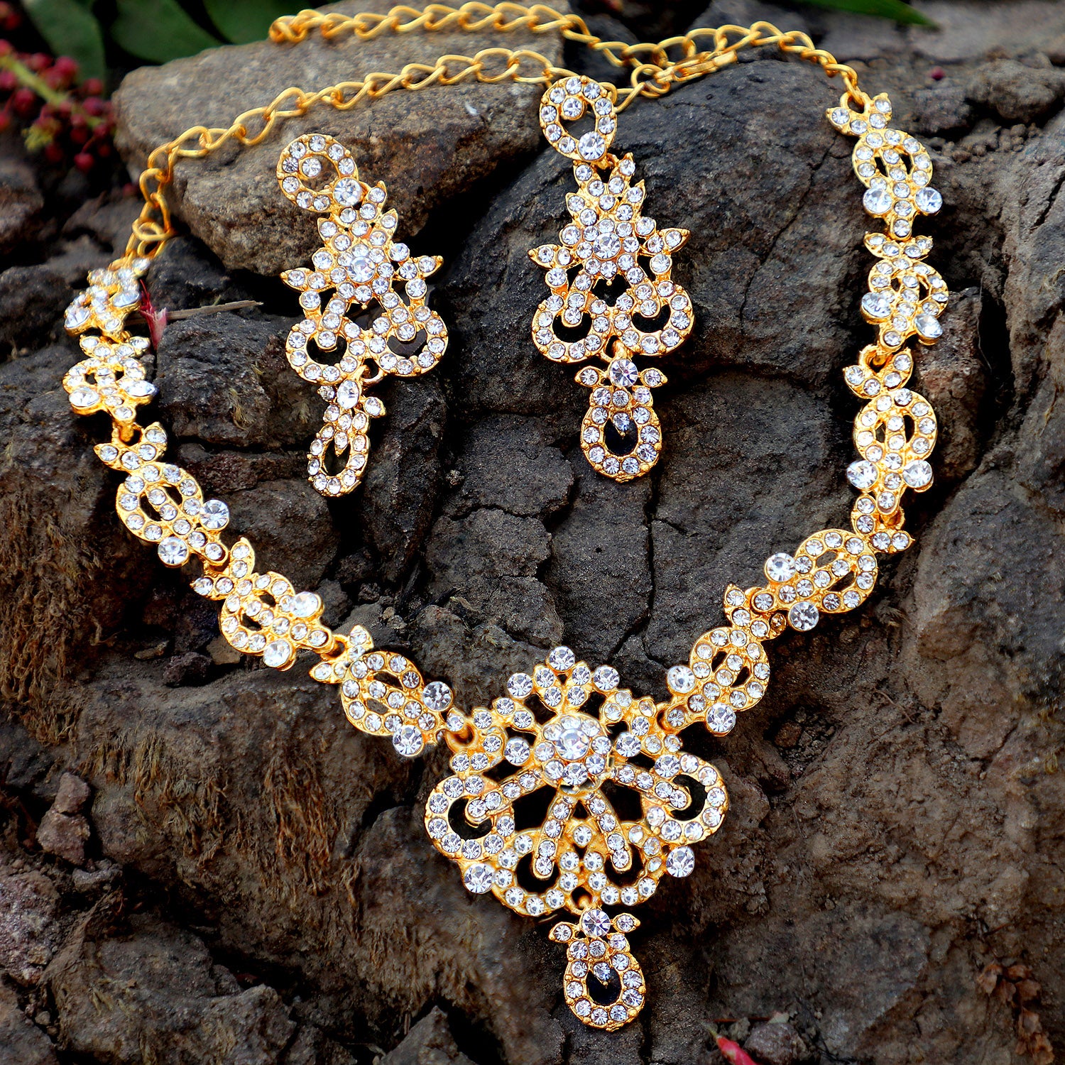 Sukkhi Glimmery 3 Pieces Necklace Set Combo