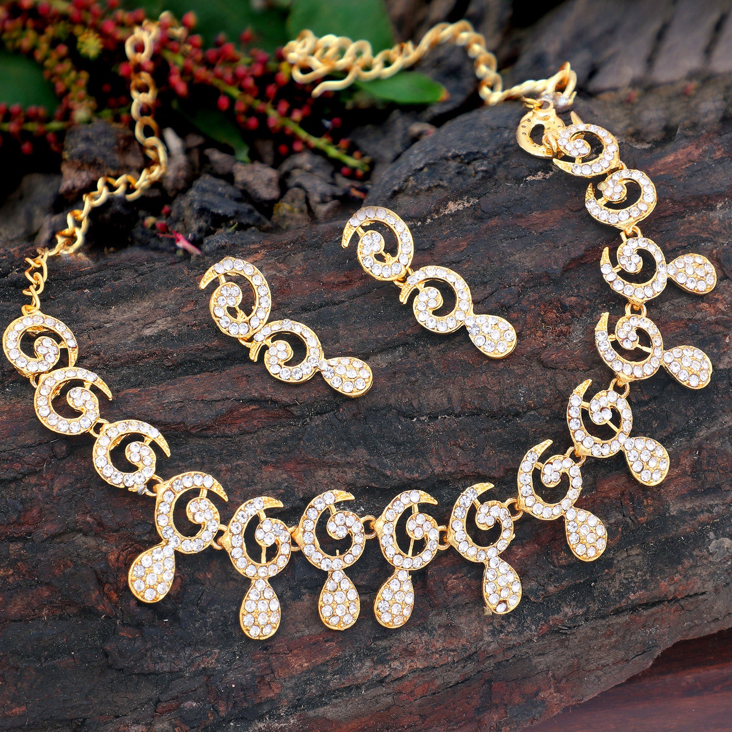 Sukkhi Glimmery 3 Pieces Necklace Set Combo