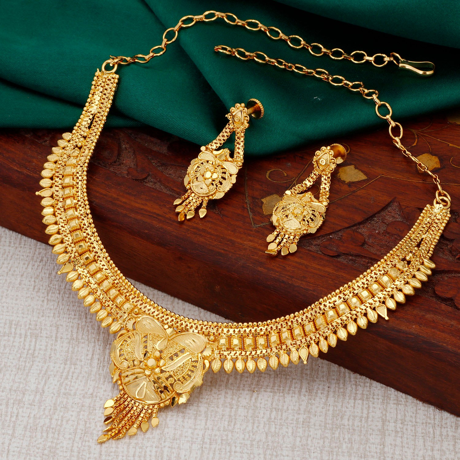 Sukkhi Brilliant Alloy 24 Carat 1 Gram Gold Jewellery Necklace Set for Women