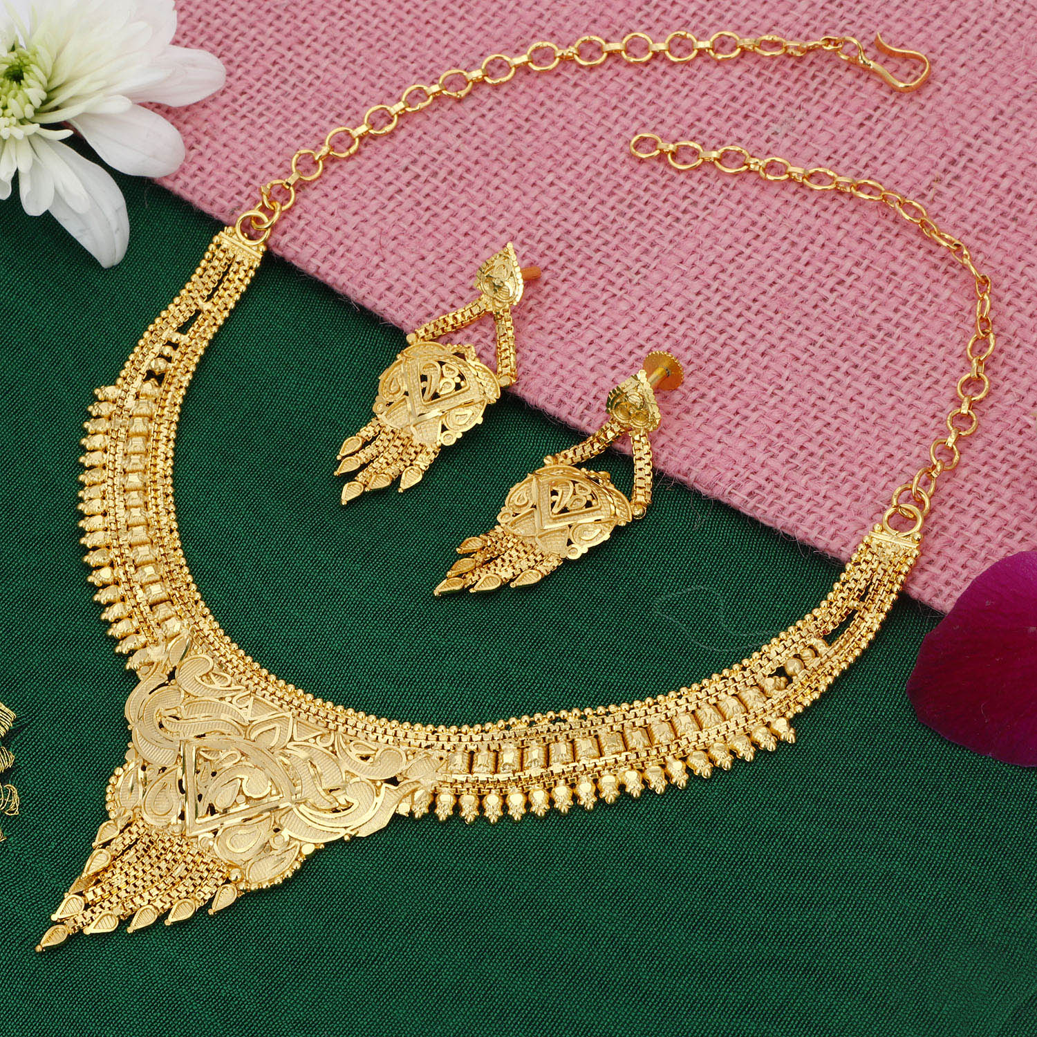 Sukkhi Stylish Alloy 24 Carat 1 Gram Gold Plated Jewellery Necklace Set for Women