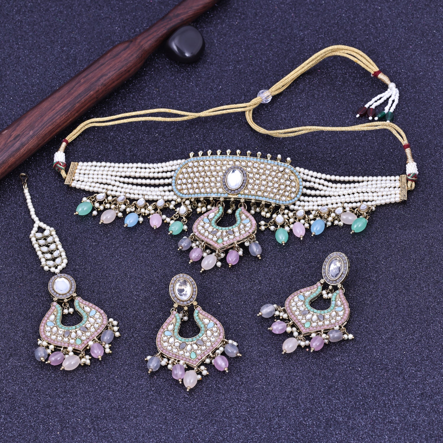 Sukkhi Cute White Gold Plated Kundan & Pearl Collar Necklace Set With Maang Tikka For Women