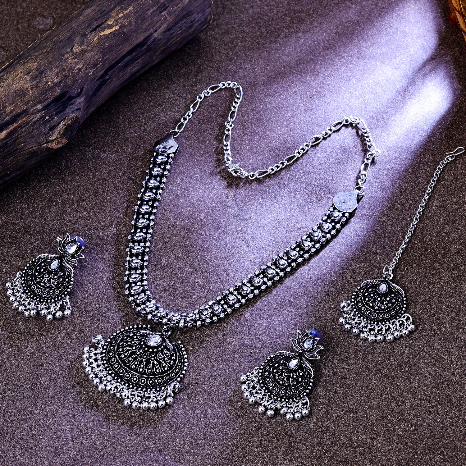 Sukkhi Tempting Rhodium Plated Silver Kundan Collar Necklace Set With Maang Tikka for Women