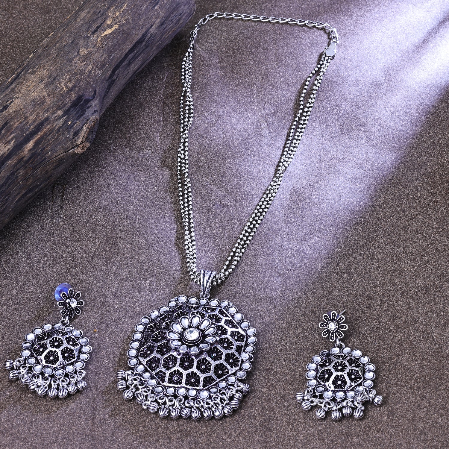 Sukkhi Fetching Rhodium Plated Silver Kundan Collar Necklace Set for Women
