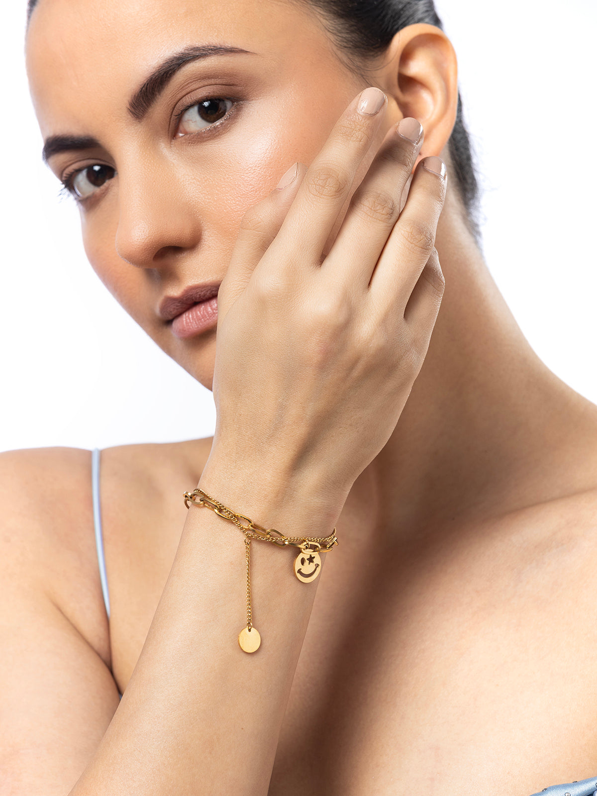 Scintillare By Sukkhi Western 18kGold Plated with Stainless Steel Smiley Charm Adjustable Bracelet Jewellery for Women and Girls|Anti Tarnish Jewellery|Gifts for Wife Girlfriend Mother Sister|BC107011