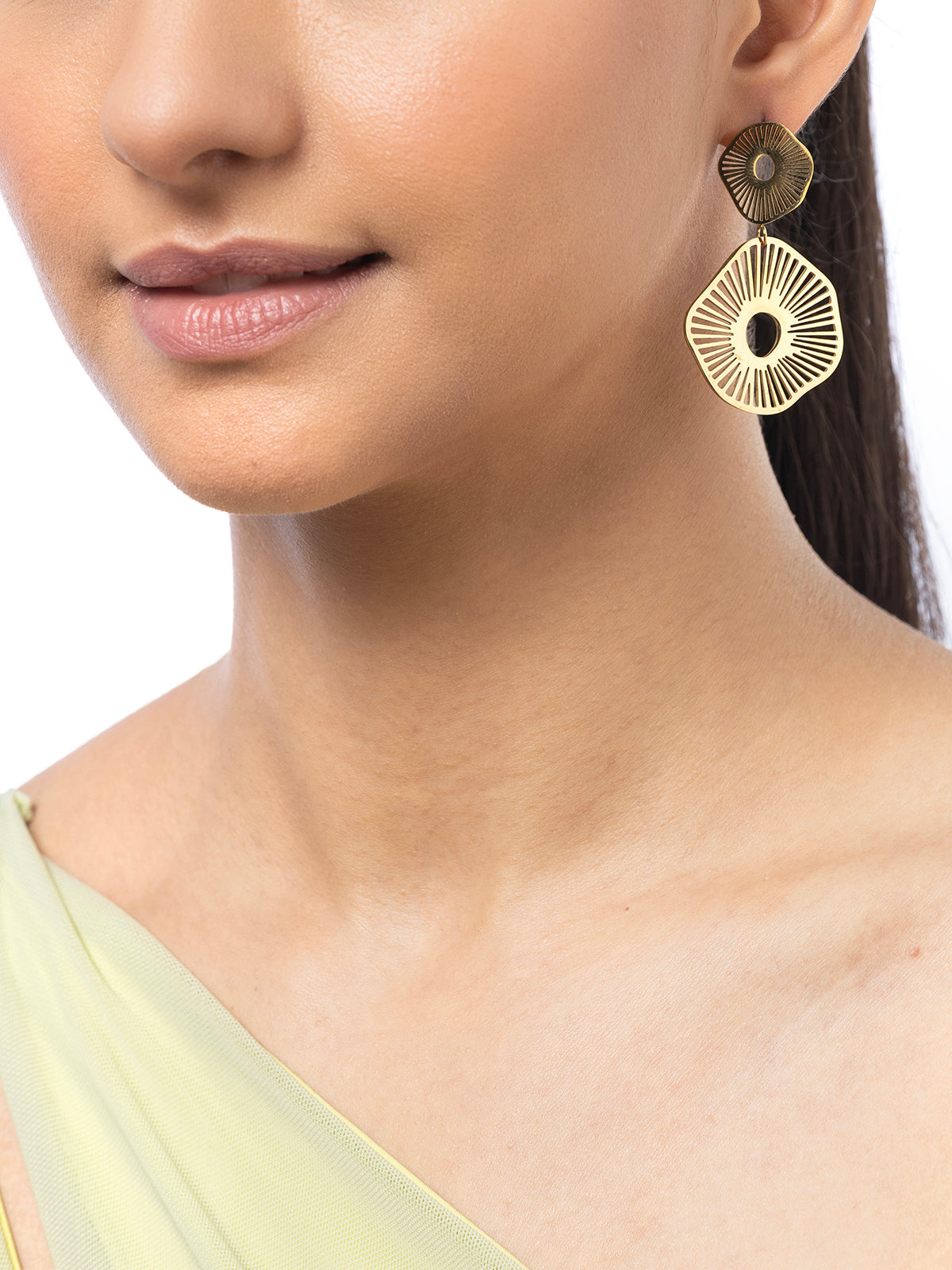 Scintillare By Sukkhi Incredible 18kGold Plated with Stainless Steel Dangler Earring Jewellery for Women & Girls|Anti Tarnish Jewellery |Gifts for Wife Girlfriend Mother Sister|E107003