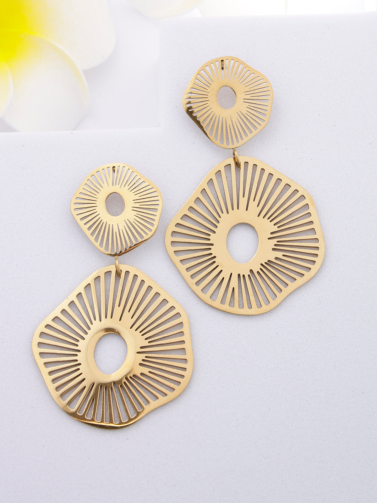 Scintillare By Sukkhi Incredible 18kGold Plated with Stainless Steel Dangler Earring Jewellery for Women & Girls|Anti Tarnish Jewellery |Gifts for Wife Girlfriend Mother Sister|E107003