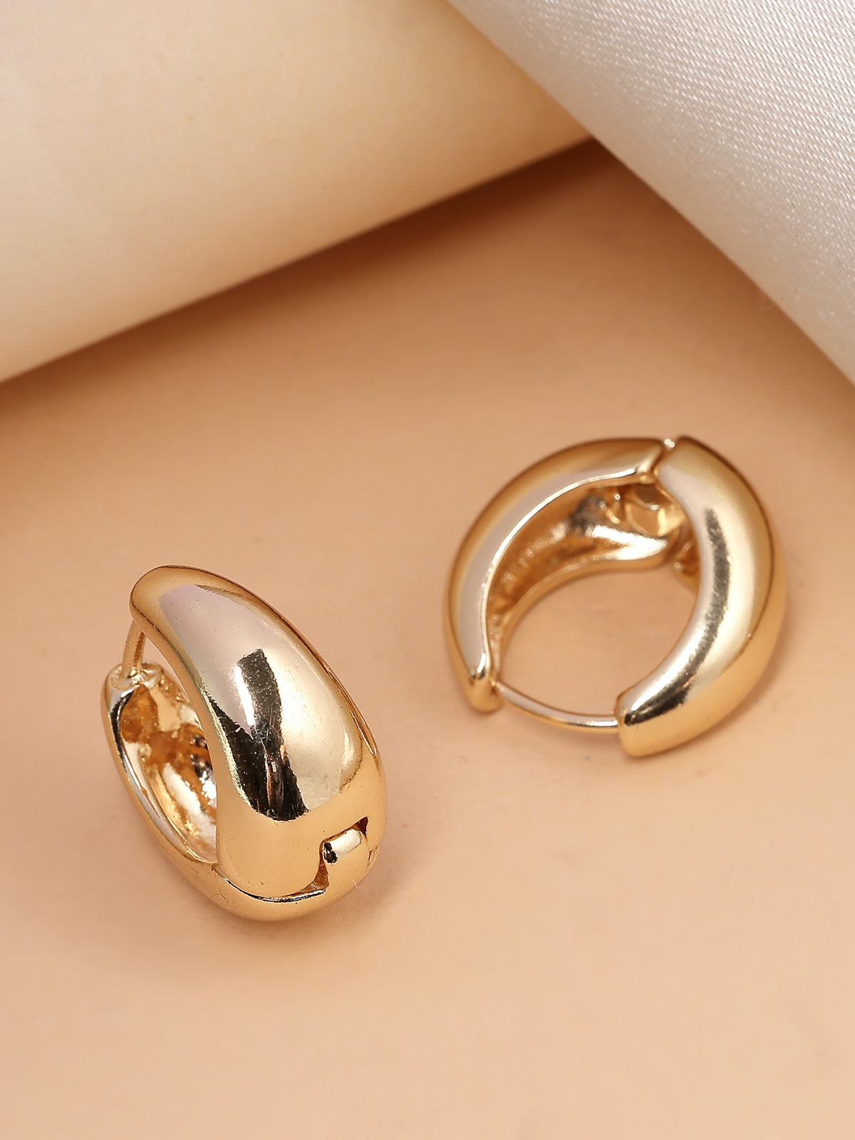 Scintillare By Sukkhi Latest Stylish Trendy Chunky Golden Dainty Gold Plated Small Hoops Bali Earrings for Women & Girls|Korean Fashion Jewellery|Pair of 1|Jewellery Gifts for Wife Girlfriend Mother Sister|E107277