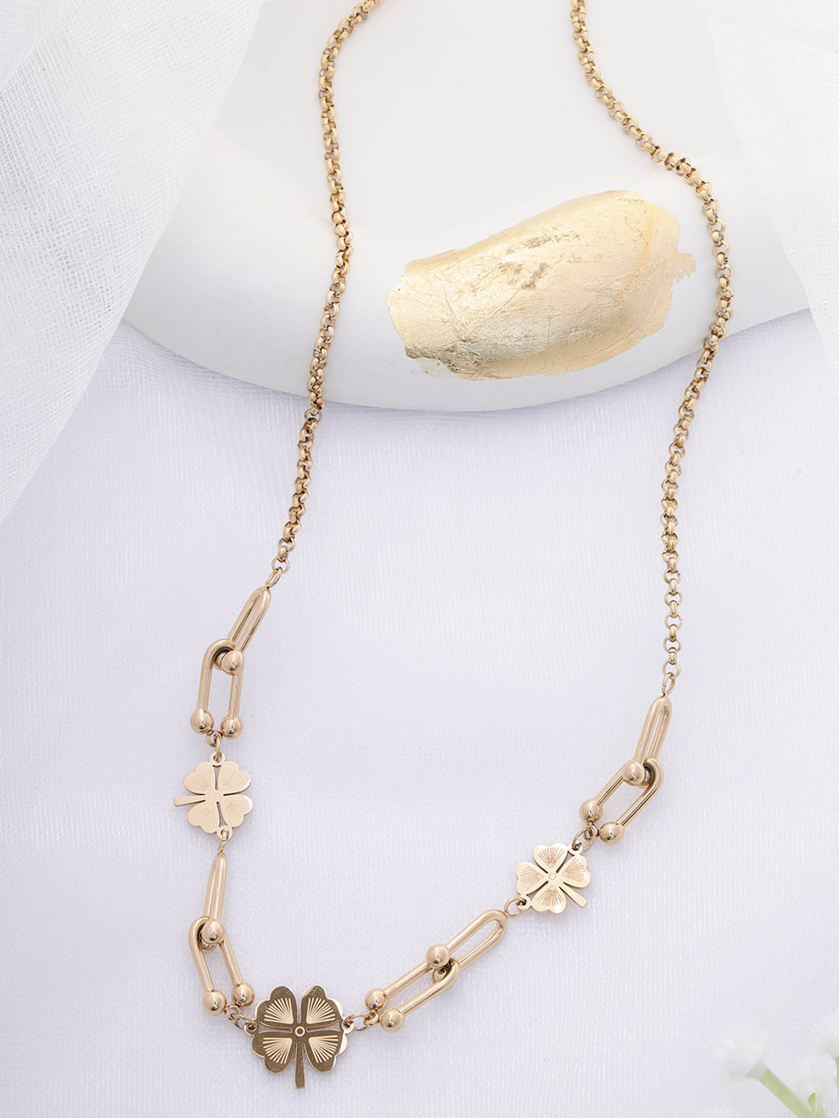 Scintillare By Sukkhi Clover Leaf with 18kGold Plated Stainless Steel Chain Pendant Necklace Jewellery for Women & Girls|Anti Tarnish Jewellery|Gifts for Wife Girlfriend Mother Sister|N107020