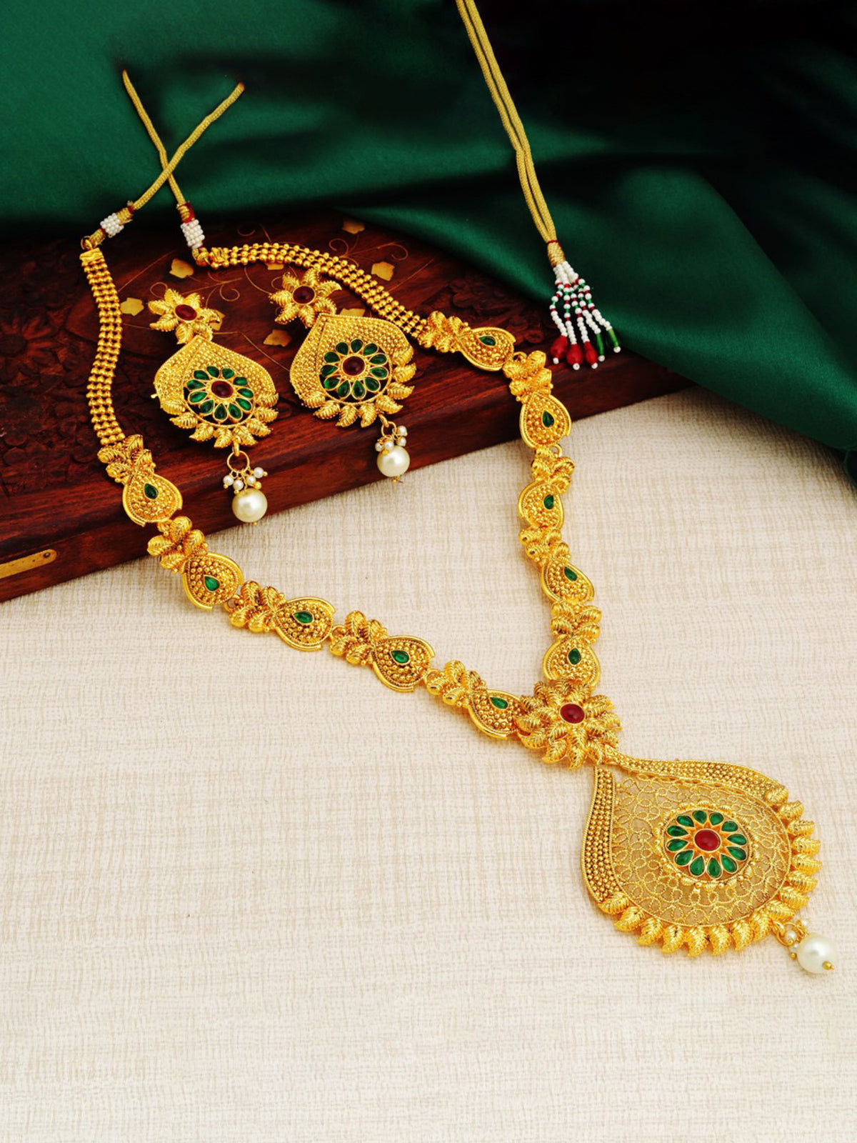 Sukkhi Shimmering Gold Plated Necklace Set For Women N72490GLDPI022018