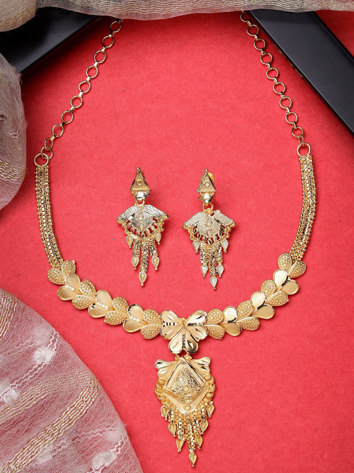 Sukkhi Unique Fashionable 18 Gram High Gold Plated Heart Shaped Adjustable Choker Necklace Set with Dangler Earrings Jewellery Set for Women & Girls |Set of 1|N73716
