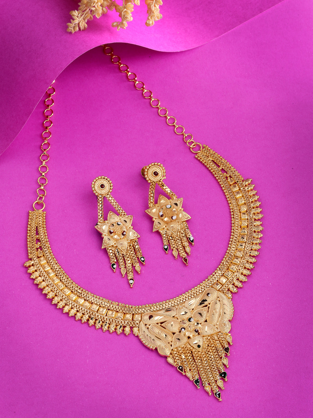 Sukkhi Decent Traditional 18 Gram High Gold Plated with Red Green Meenakari Work Adjustable Choker Necklace Set with Dangler Earrings Jewellery Set for Women & Girls|Set of 1|N73717