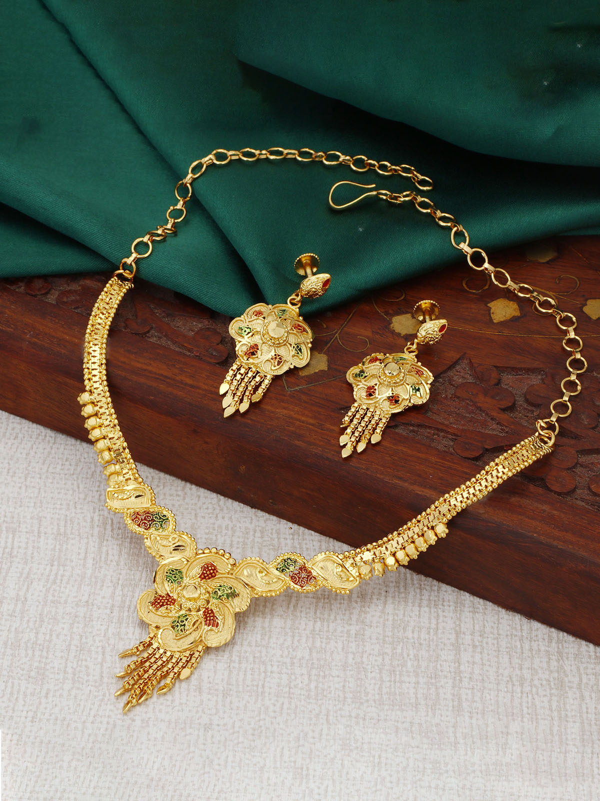 Sukkhi Ravishing 24 Carat Gold plated Choker Necklace Set for Women N73732