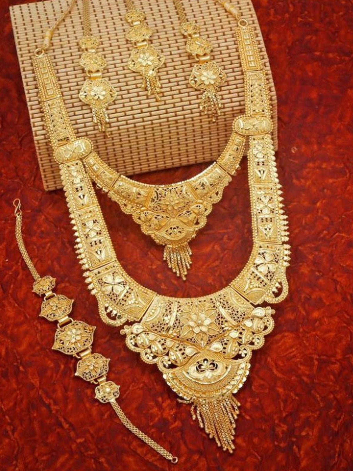 Sukkhi Luxurious 24 Carat Gold Plated Rani Haar Bridal Necklace Set for Women N83811