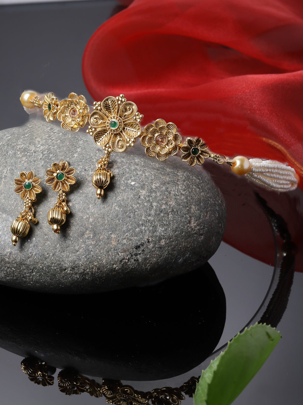 Sukkhi Astonish Gold Plated Floral Copper Choker Necklace Set With Studs Earring | Jewellery Set For Women (NS105535)