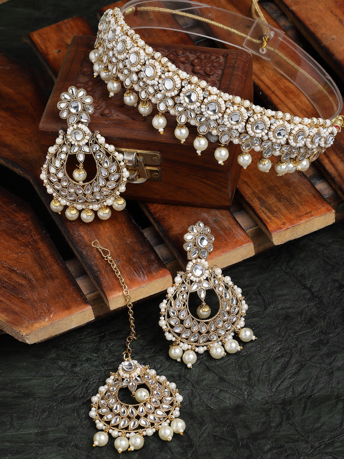 Sukkhi Delightful Round Shaped Gold Plated White Kundan & Beads Choker Necklace Set With Earring And Maangtika | Jewellery Set For Women (NS105597)