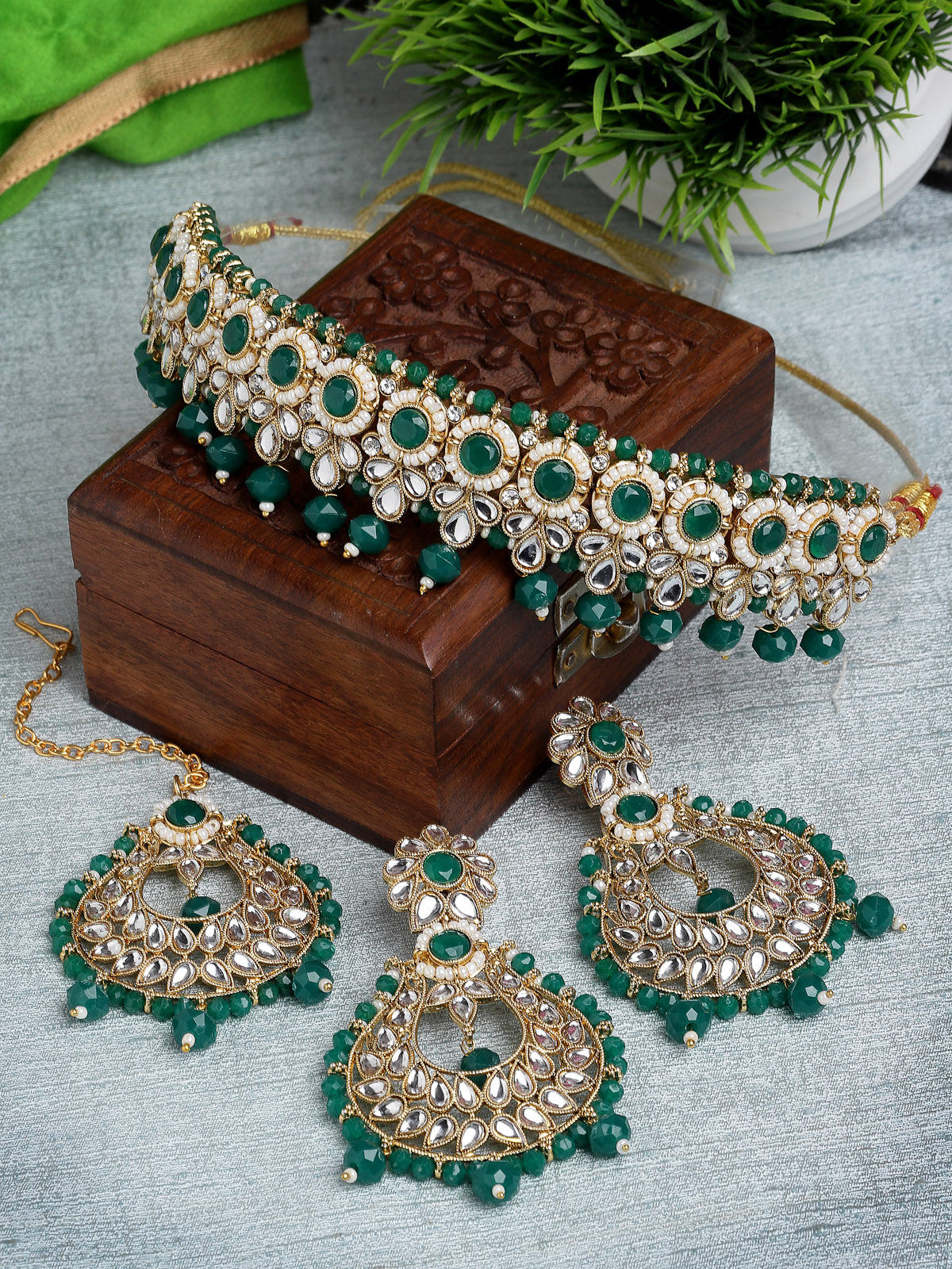 Sukkhi Delightful Round Shaped Gold Plated Green Kundan & Beads Choker Necklace Set With Earring And Maangtika | Jewellery Set For Women (NS105598)