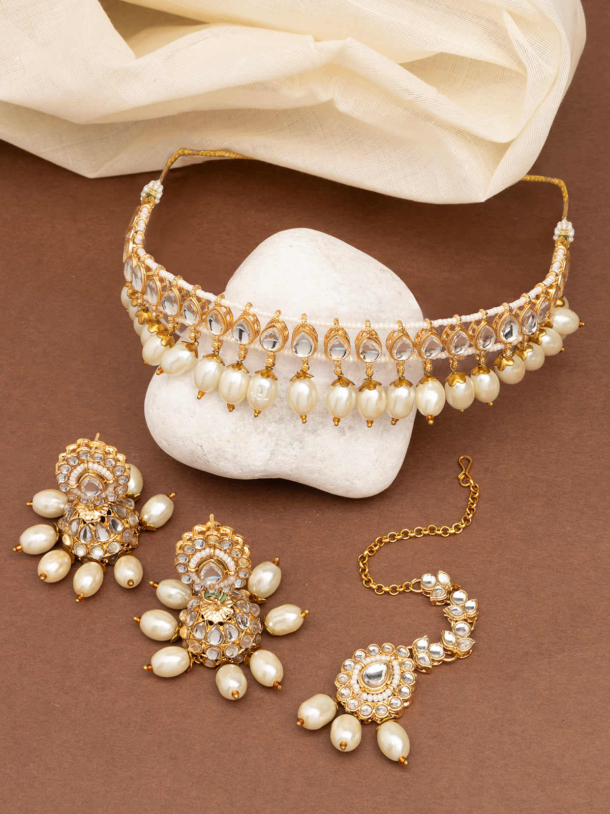 Sukkhi Traditional Kundan Studded Gold Plated White Peals Choker Necklace Set with Jhumka\Jhumki Earring & Mangtikka Jewellery for Women|NS106971