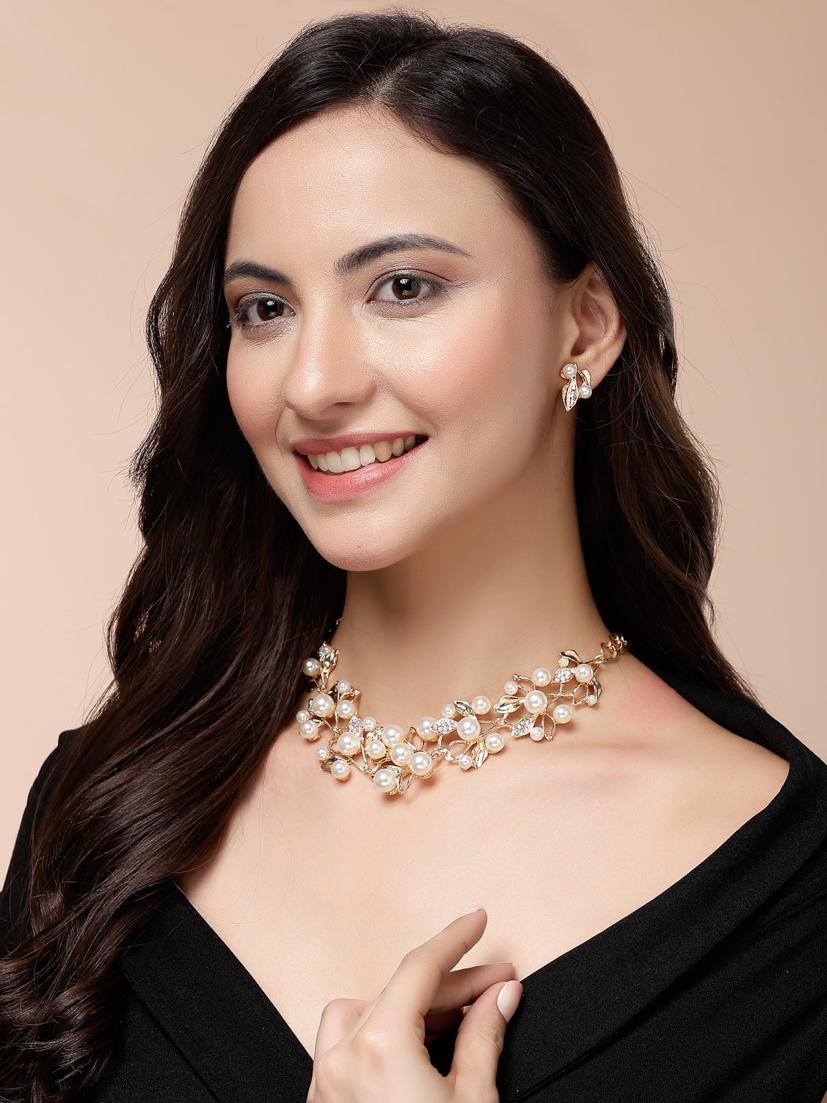 Scintillare By Sukkhi Lavish Fashionable Gold Plated Crystal Diamond Studded with Pearls Leaf Shaped Choker Necklace with Studs Earring Jewellery Set for Women & Girls|Latest Stylish Jewellery|NS107289