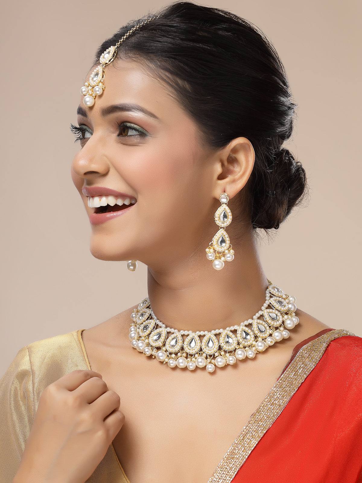 Sukkhi Good Looking Stylish Kundan & Pearls Studded White Choker Necklace with Drop Earring Maangtikka Jewellery Set For Women & Girls|Suited for All Festive Occasions|NS107361