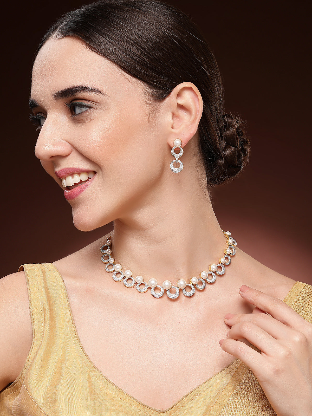 Sukkhi Sporty Fashionable Round Shaped Gold Plated with CZ & Pearl Studded Brass White Collar Necklace with Drop Earrings Jewellery Set for Women|Latest Stylish Gifts for All Occasions|NS116022