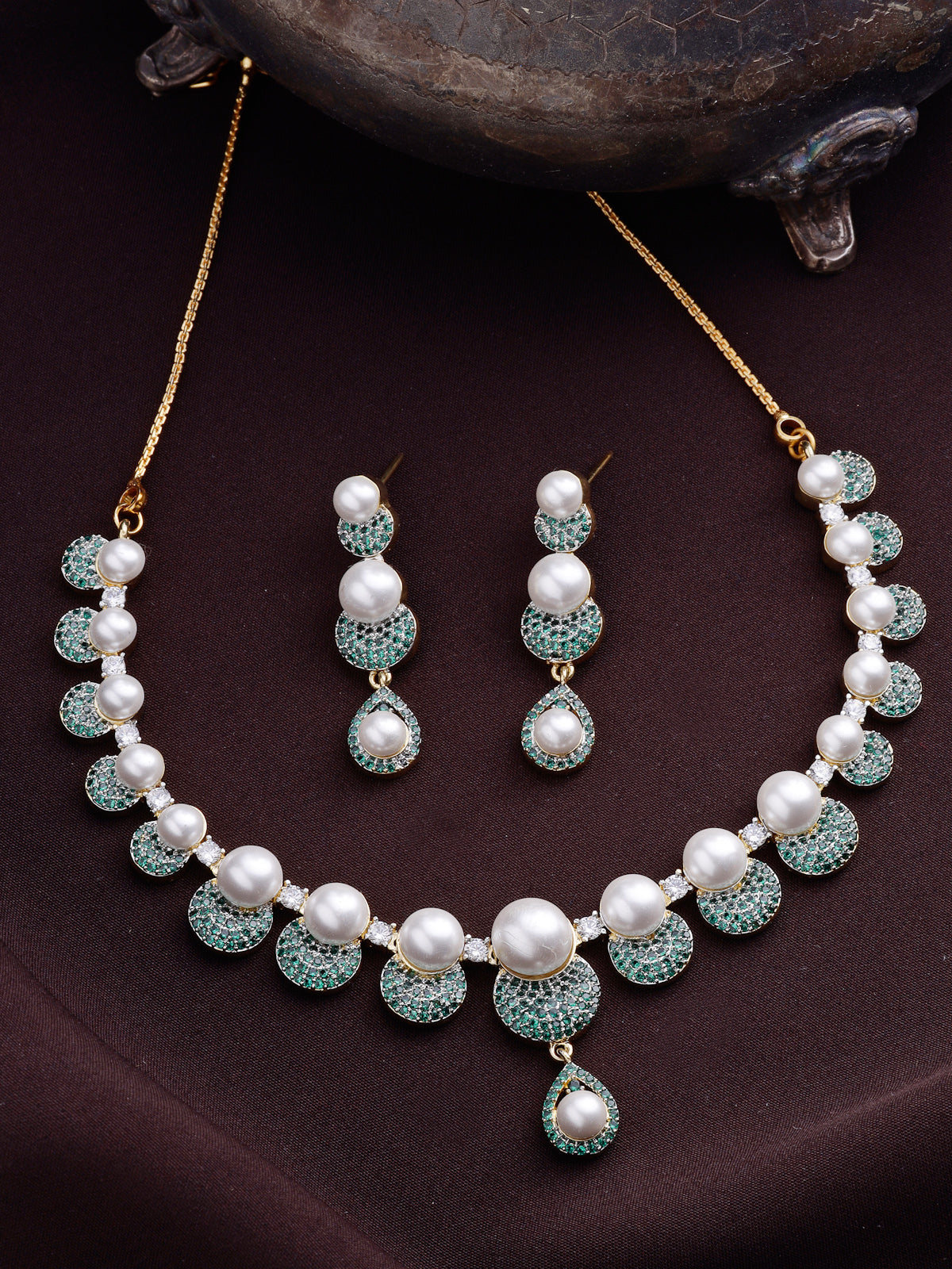 Sukkhi Stylish Geometric Design Gold Plated with Cubic Zirconia Pearl Studded Green Brass Collar Necklace with Drop Earrings Jewellery Set for Women|Latest Stylish Gifts for All Occasions|NS116031
