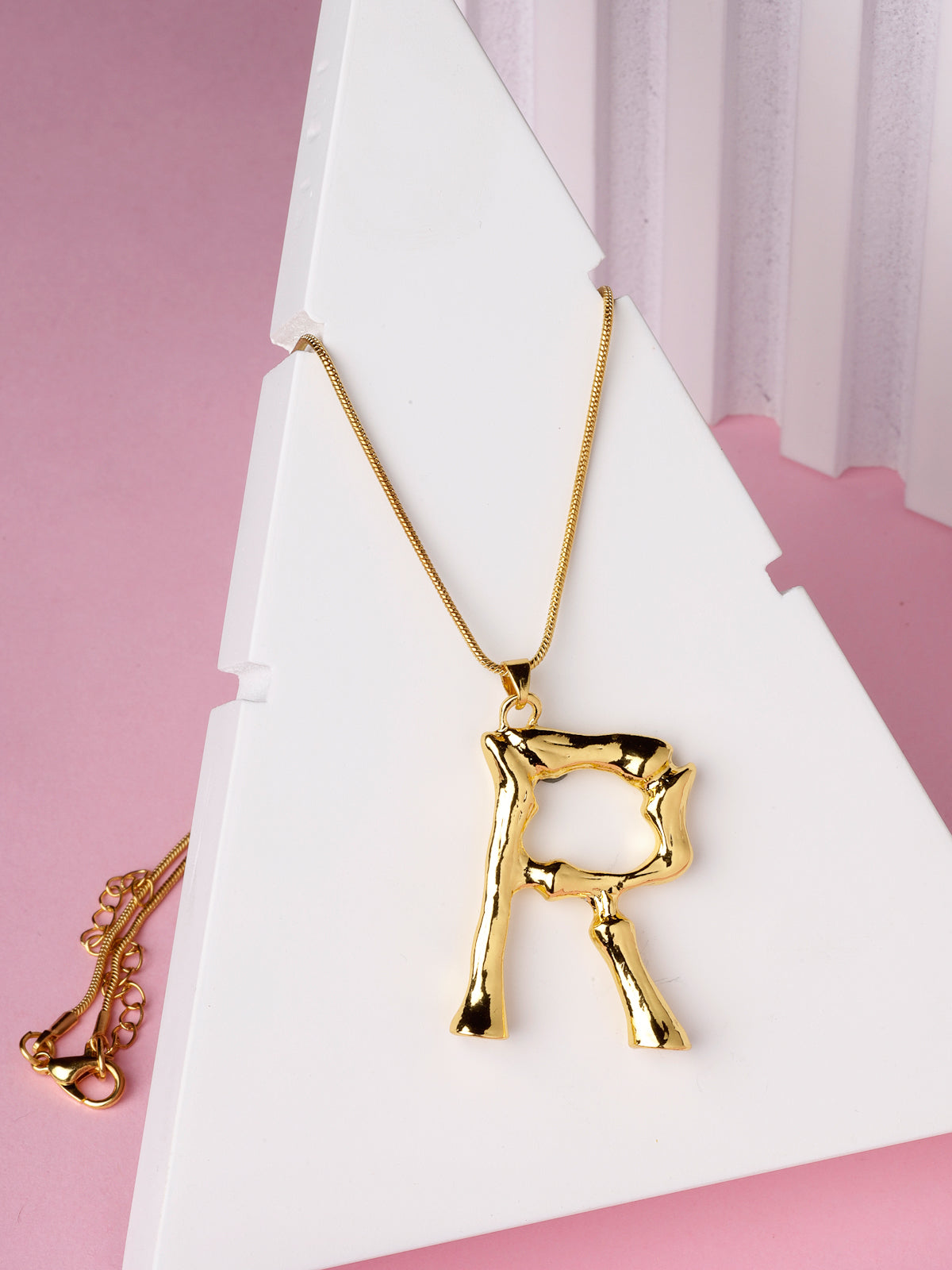 Scintillare by Sukkhi Unique Name English Gold Plated Alphabet R Letter Initials Letter Locket Pendant Necklace Chain Alphabet Pendant Necklace Chain for Men And Women Unisex|P106769