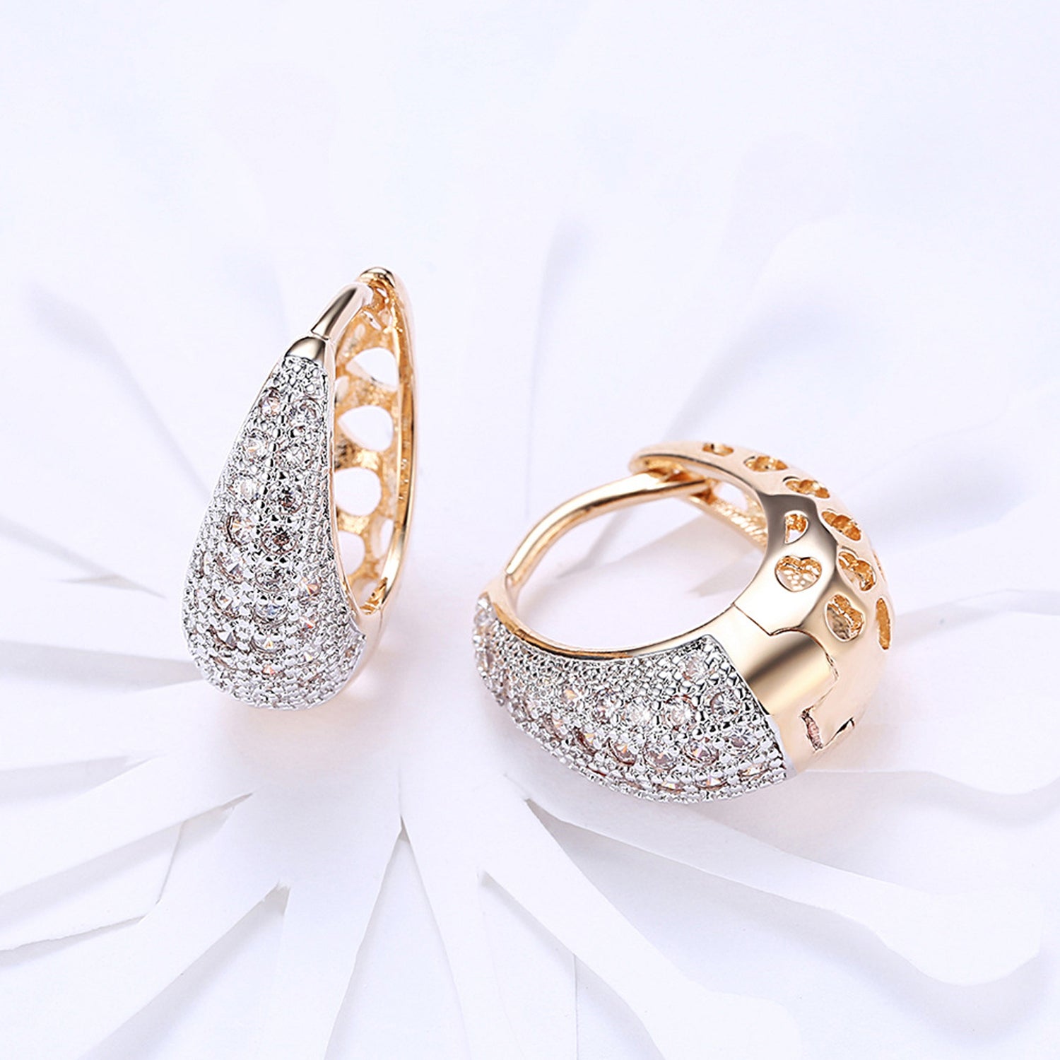 Scintillare by Sukkhi Exclusive Crystals from Swarovski Gold Plated Clip-On Earring for Women