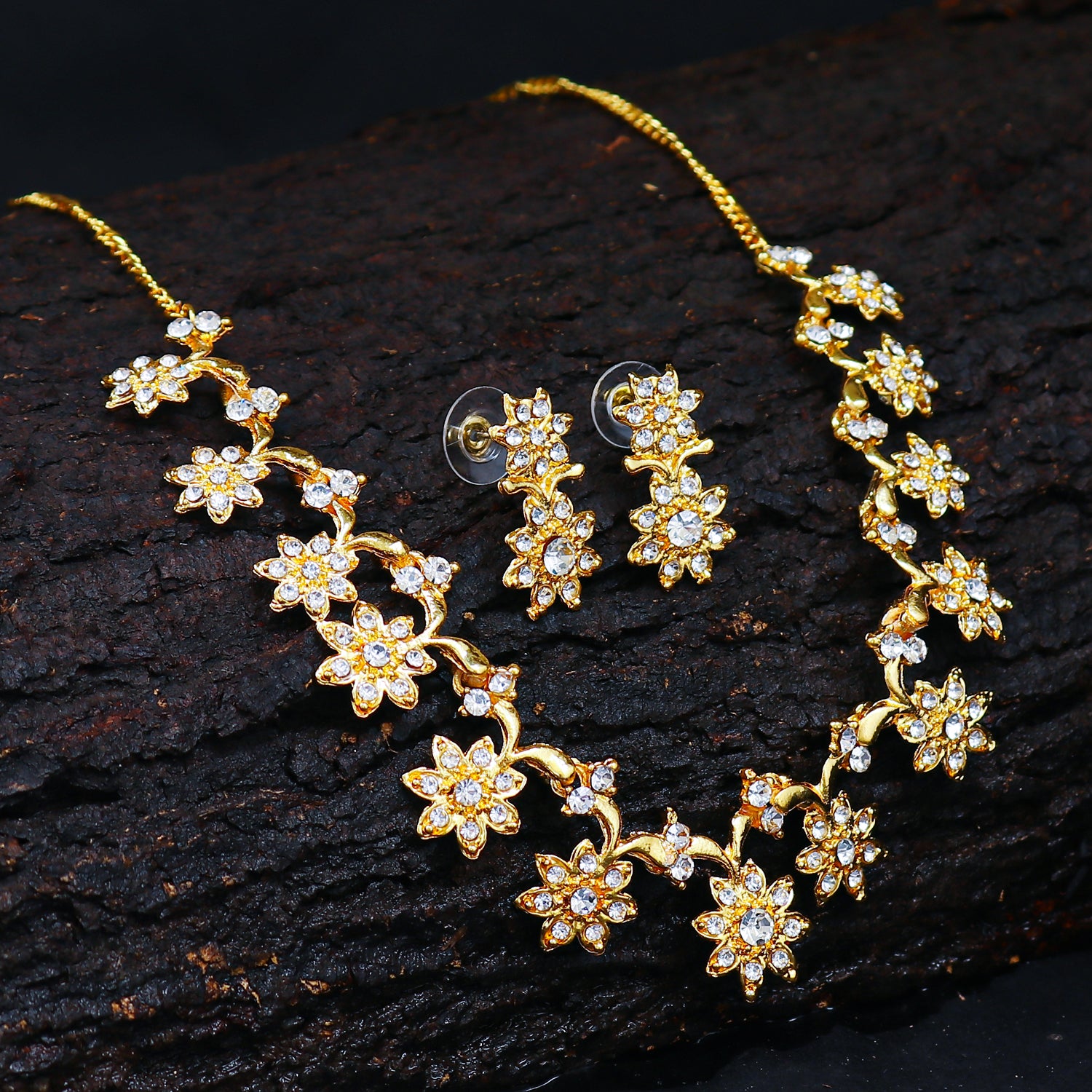 Sukkhi Stylish Gold Plated Collar Necklace set For Women