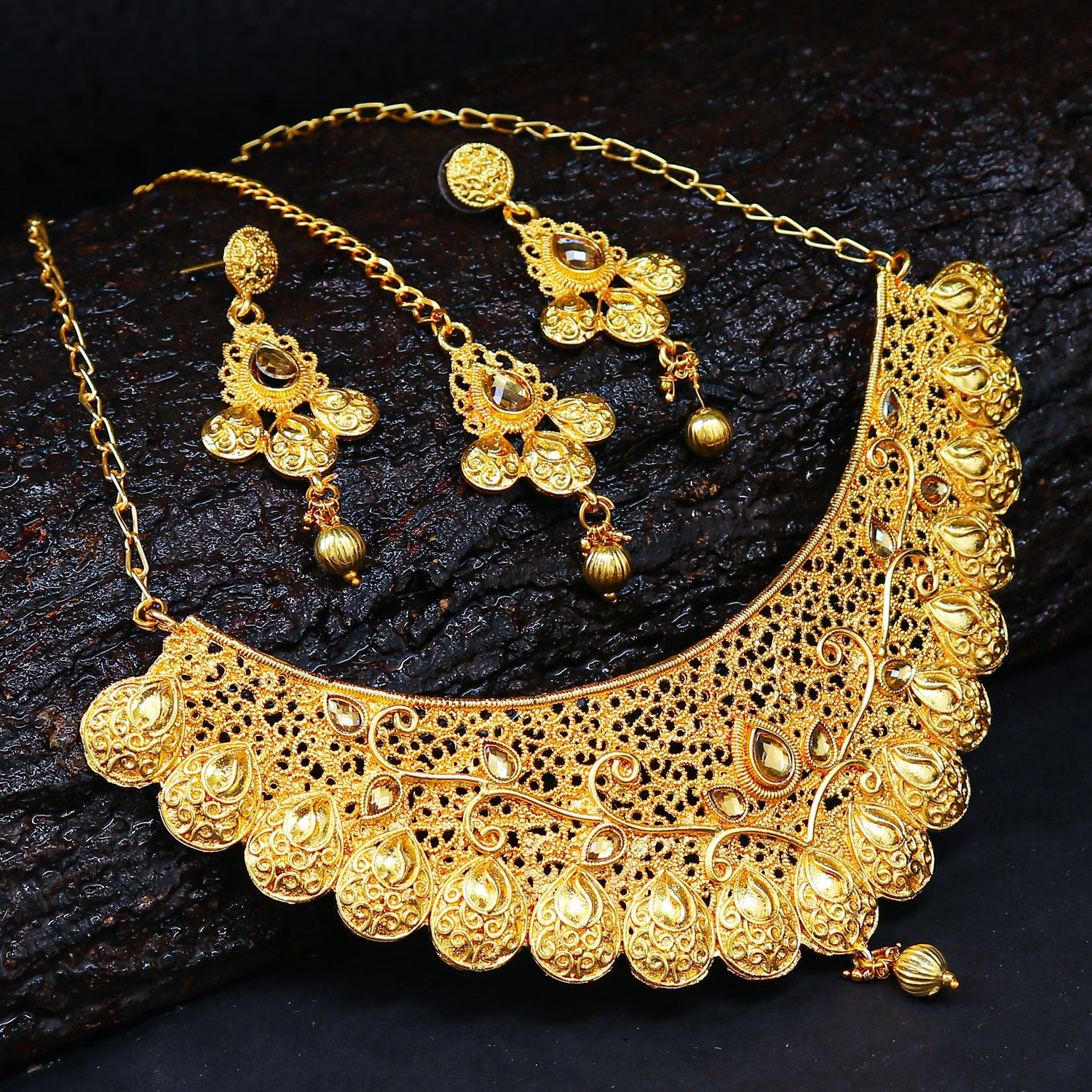 Sukkhi Incredible Classic Gold Plated Kundan Choker Necklace Set for Women