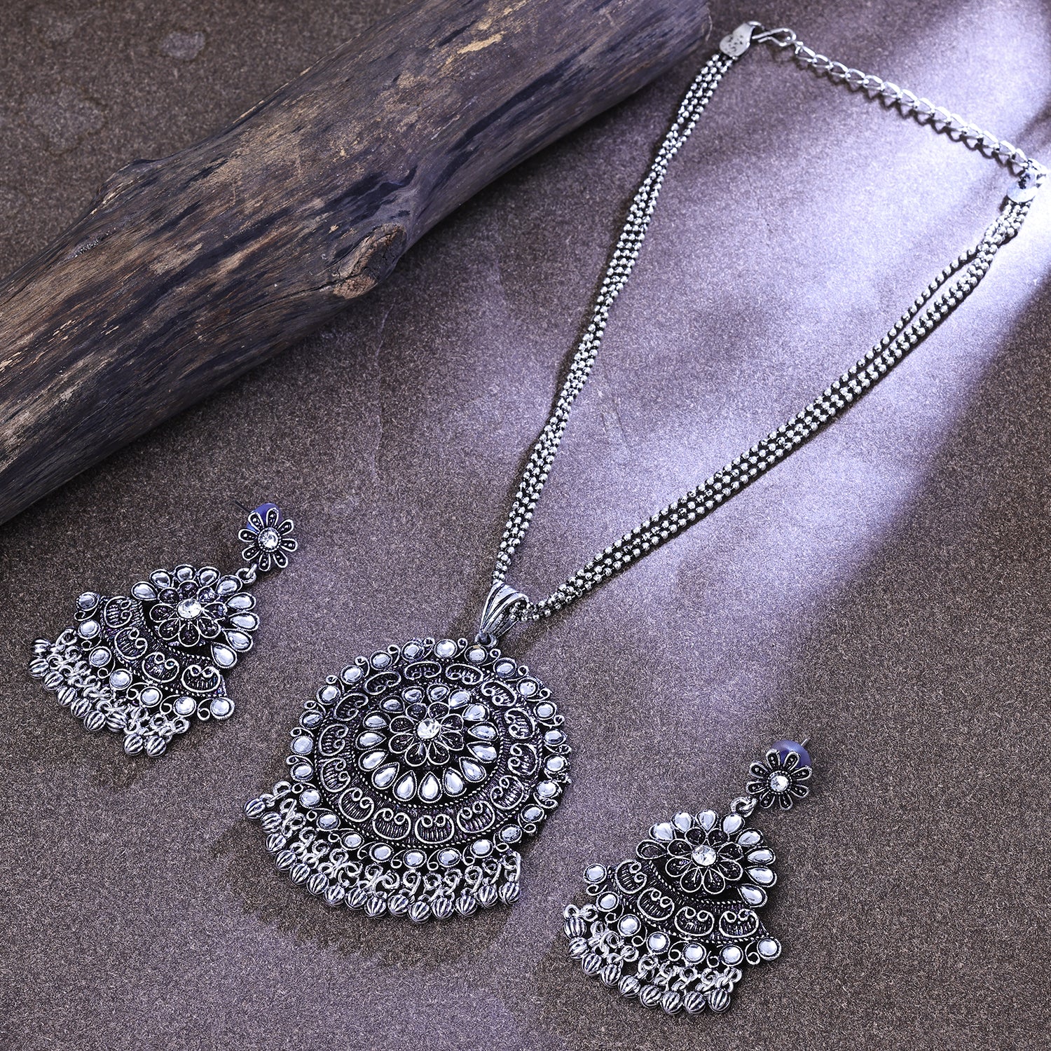 Sukkhi Fascinating Rhodium Plated Silver Kundan Collar Necklace Set for Women