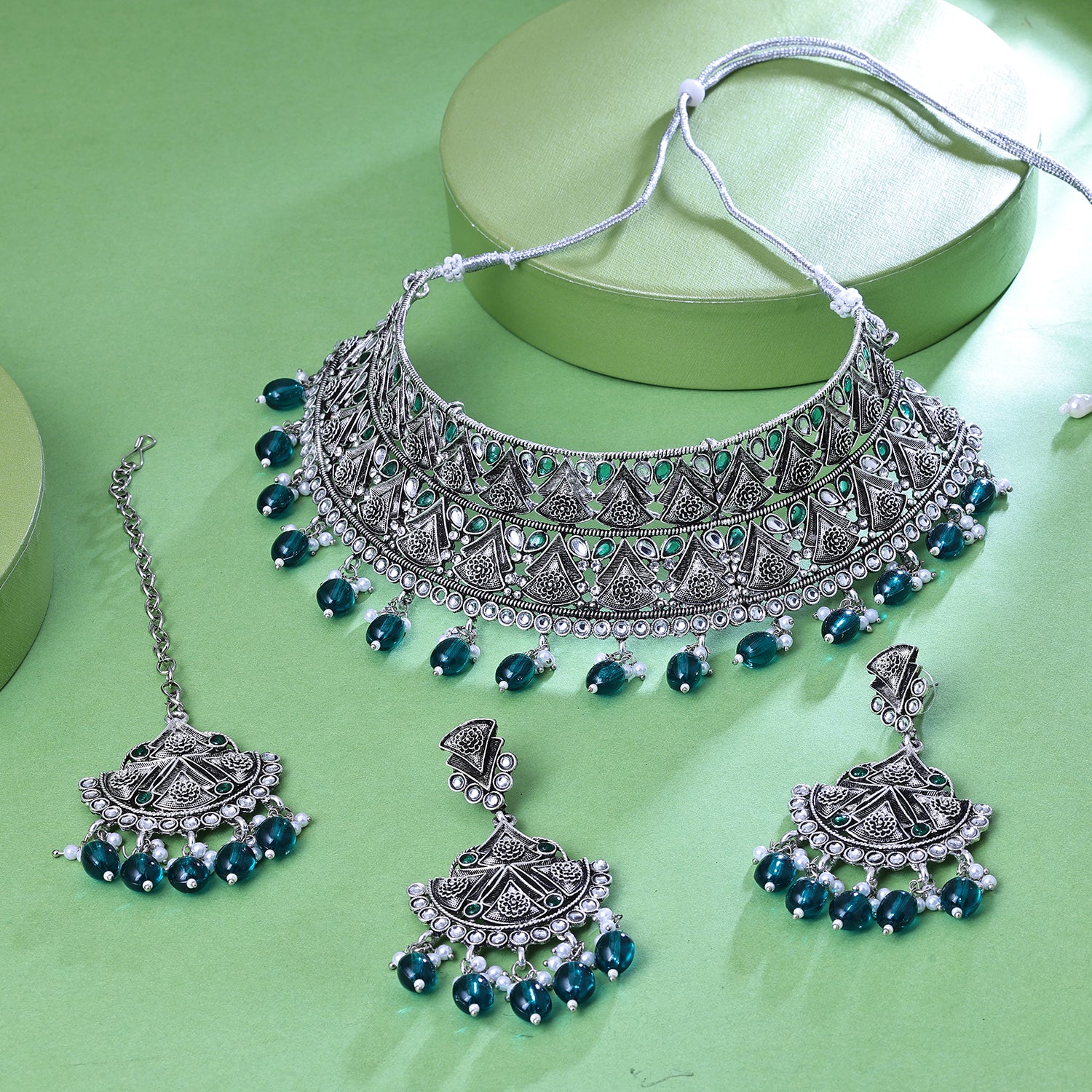 Sukkhi Charismatic Rhodium Plated Green Kundan Collar Necklace Set With Maang Tikka for Women