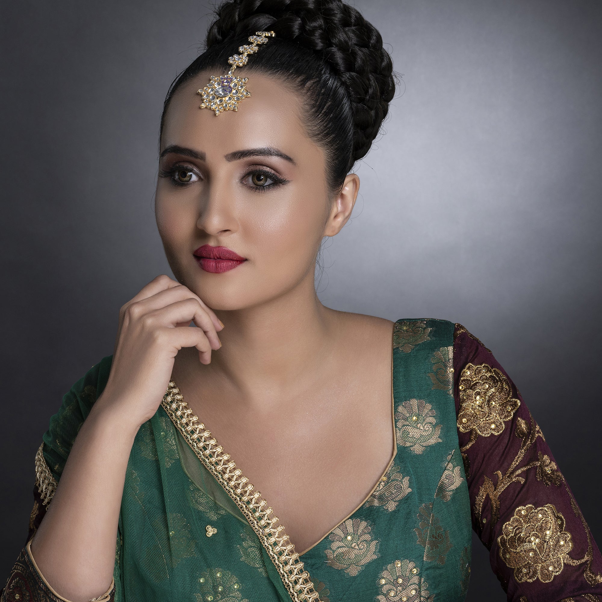 Sukkhi Lavish Kundan Gold Plated Maangtikka Worn By Karisma Kapoor