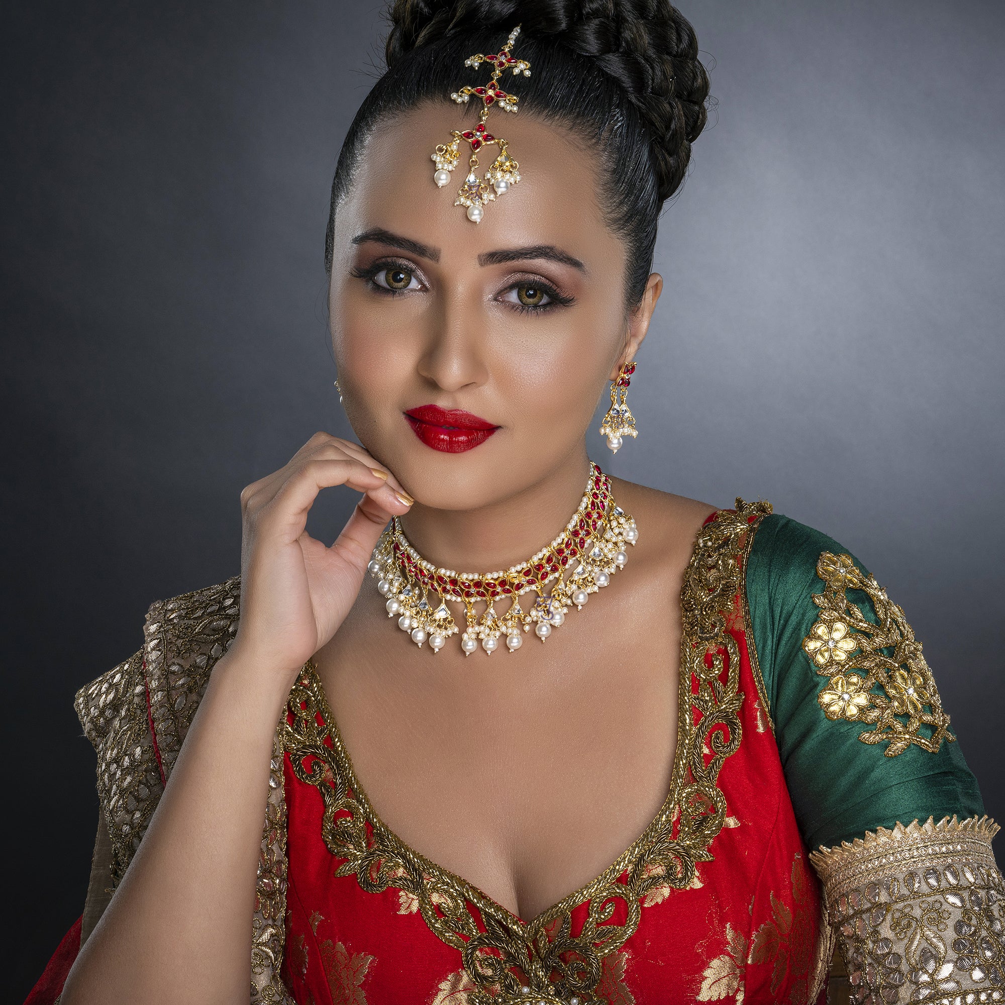 Sukkhi Resplendent Gold Plated Kundan & Pearl Choker Necklace Set Worn By Karisma Kapoor