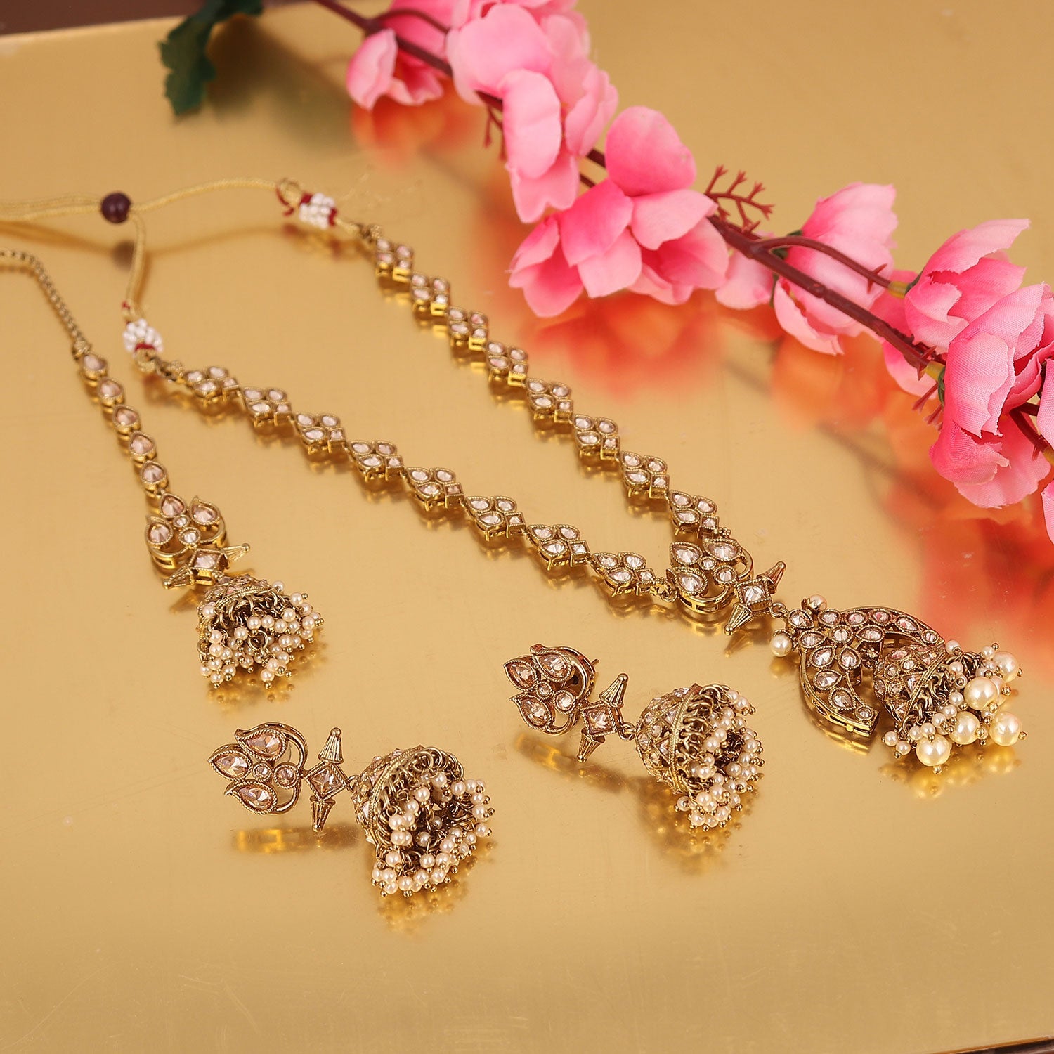 Sukkhi Classic Alluring Gold Plated Kundan & Pearl Necklace Set For Women